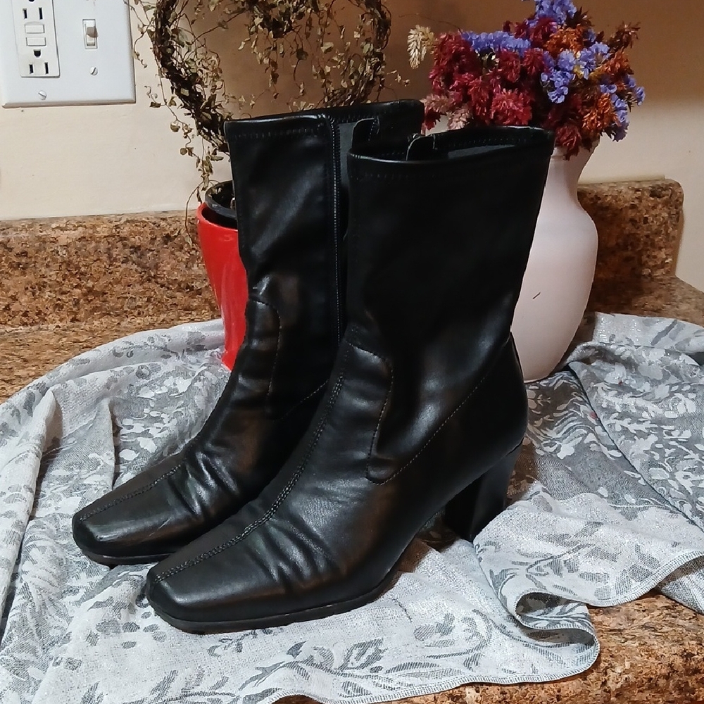Aerosoles Women's Size 8.5 Black Leather Ankle Side Zipper Entry Boots